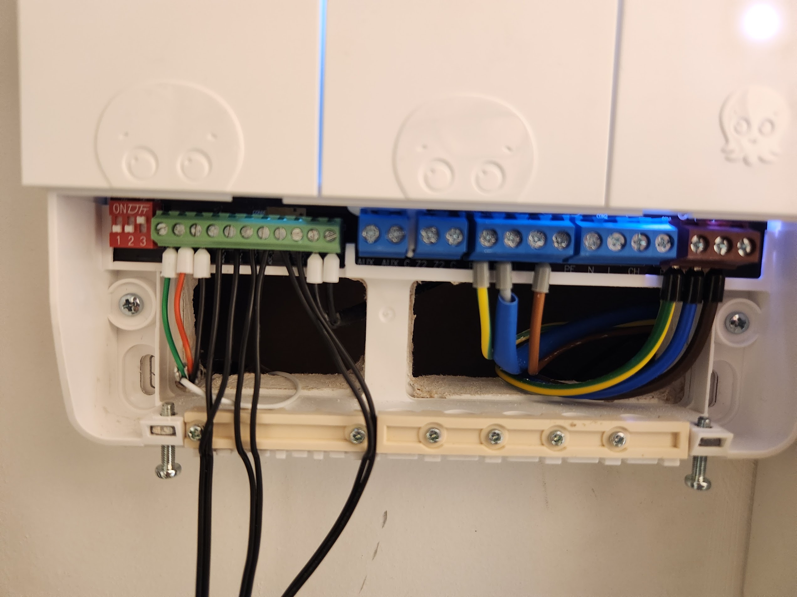 Example Cosy Hub installation with temperature probes attached